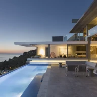 ویترین خانه لوکس و مدرن دارای حیاط بیرونی با استخر و منظره اقیانوس در هنگام گرگ و میش