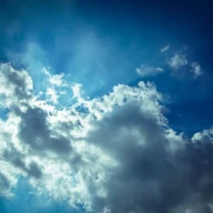 آسمان ابری با تکه های آبی