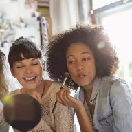 زنان جوان در حال آرایش کردن