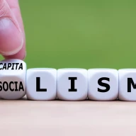 با دست تاس می زند و کلمه سوسیالیسم را به سرمایه داری یا بالعکس تغییر می دهد.