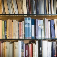 قفسه ای با کتاب های چند رنگ