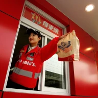 کارگر آسیایی مک‌دونالد از رانندگی چینی تکیه می‌کند