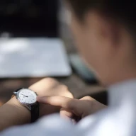 تاجری که ساعت را روی ساعتش چک می کند