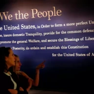 دو زن که به نمایش قانون اساسی ایالات متحده نگاه می کنند