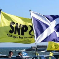 پرچم حزب ملی اسکاتلند، یک حزب منطقه گرا و ملی گرای اسکاتلندی.