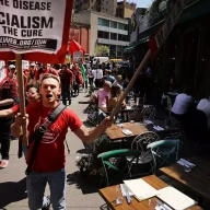 ده ها نفر در تظاهرات اول ماه مه برای حقوق کارگران در 1 می 2018 در شهر نیویورک راهپیمایی کردند.