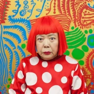 هنرمند ژاپنی Yayoi Kusama در 25 ژانویه 2012 در توکیو، ژاپن، در مقابل یکی از نقاشی های تازه به پایان رسیده خود در استودیوی خود نشسته است.