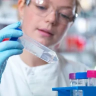 زنی که در آزمایشگاه شیمی کار می کند