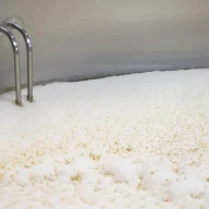 تخمیر آبجو در یک ظرف بزرگ فولادی ضد زنگ در یک کارخانه آبجوسازی