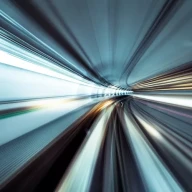 رگه های نوری که در گوشه ای می چرخند تا سرعت را نشان دهند.