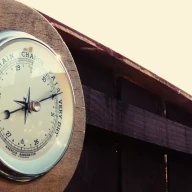 نمای نزدیک از فشارسنج نصب شده بر روی دیوار