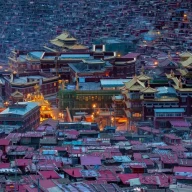 صومعه در لارونگ گار (آکادمی بودایی)
