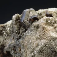 بیوتیت شکل تیره میکا است که در بسیاری از سنگ ها یافت می شود.