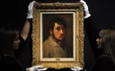 کارمندان با نقاشی هنرمند فرانسوی ادگار دگا با عنوان "Autoportrait" ژست می گیرند.