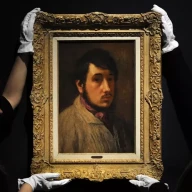 کارمندان با نقاشی هنرمند فرانسوی ادگار دگا با عنوان "Autoportrait" ژست می گیرند.