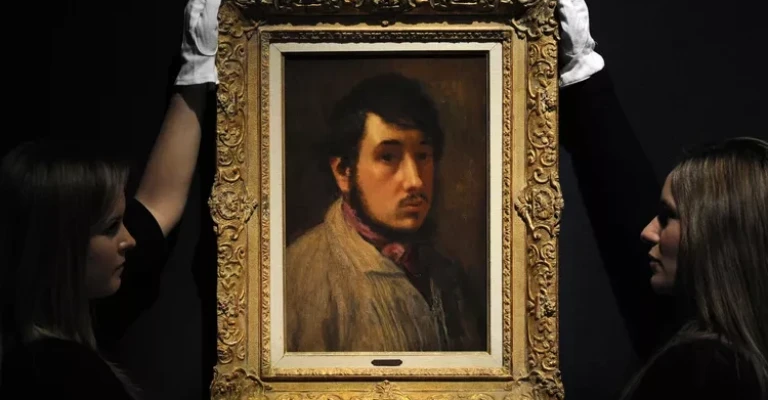 کارمندان با نقاشی هنرمند فرانسوی ادگار دگا با عنوان "Autoportrait" ژست می گیرند.