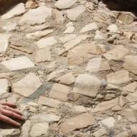 سنگ برچیا که در طبیعت در نور کامل خورشید یافت می شود.