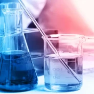 مایعات آبی در ظروف شیشه ای شیمی
