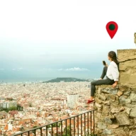 زنی سیگنال GPS خود را در بارسلون چک می کند