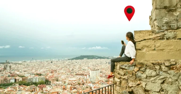 زنی سیگنال GPS خود را در بارسلون چک می کند