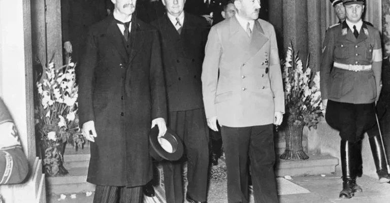 هیتلر و چمبرلین هتل را ترک می کنند