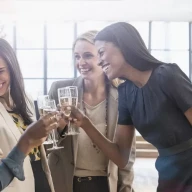 زنان تاجر در حال نان تست با شامپاین در دفتر