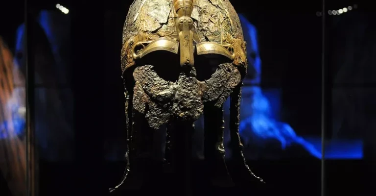 کلاه جنگجو از قبر قایق Valsgärde 5، قرن هفتم،