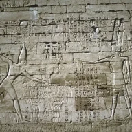 نقش برجسته دشمنان کوبنده رامسس سوم، معبد مرده رامسس سوم، مدینه هابو، c1200 قبل از میلاد.