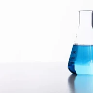 مایع آبی در یک لیوان