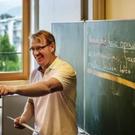 گرامر لاتین بهترین زمینه برای آموزش است.