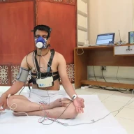 مردی با ماسک تنفسی و سیم های پزشکی مختلف
