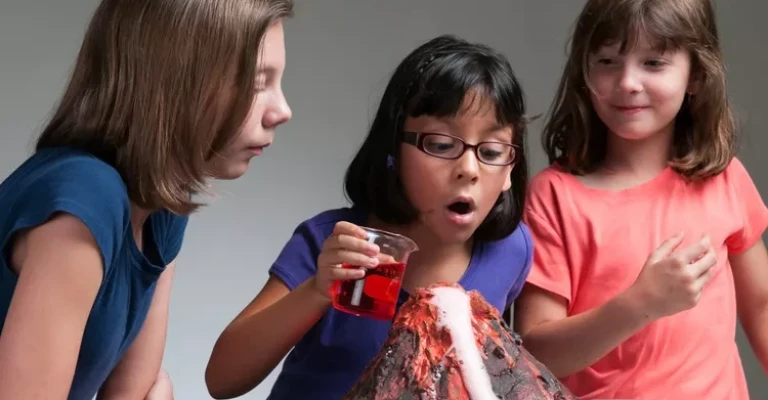 کودکانی که در آزمایش آتشفشان سرکه می ریزند