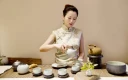 زنی در حال اجرای مراسم چای چینی
