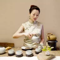 زنی در حال اجرای مراسم چای چینی