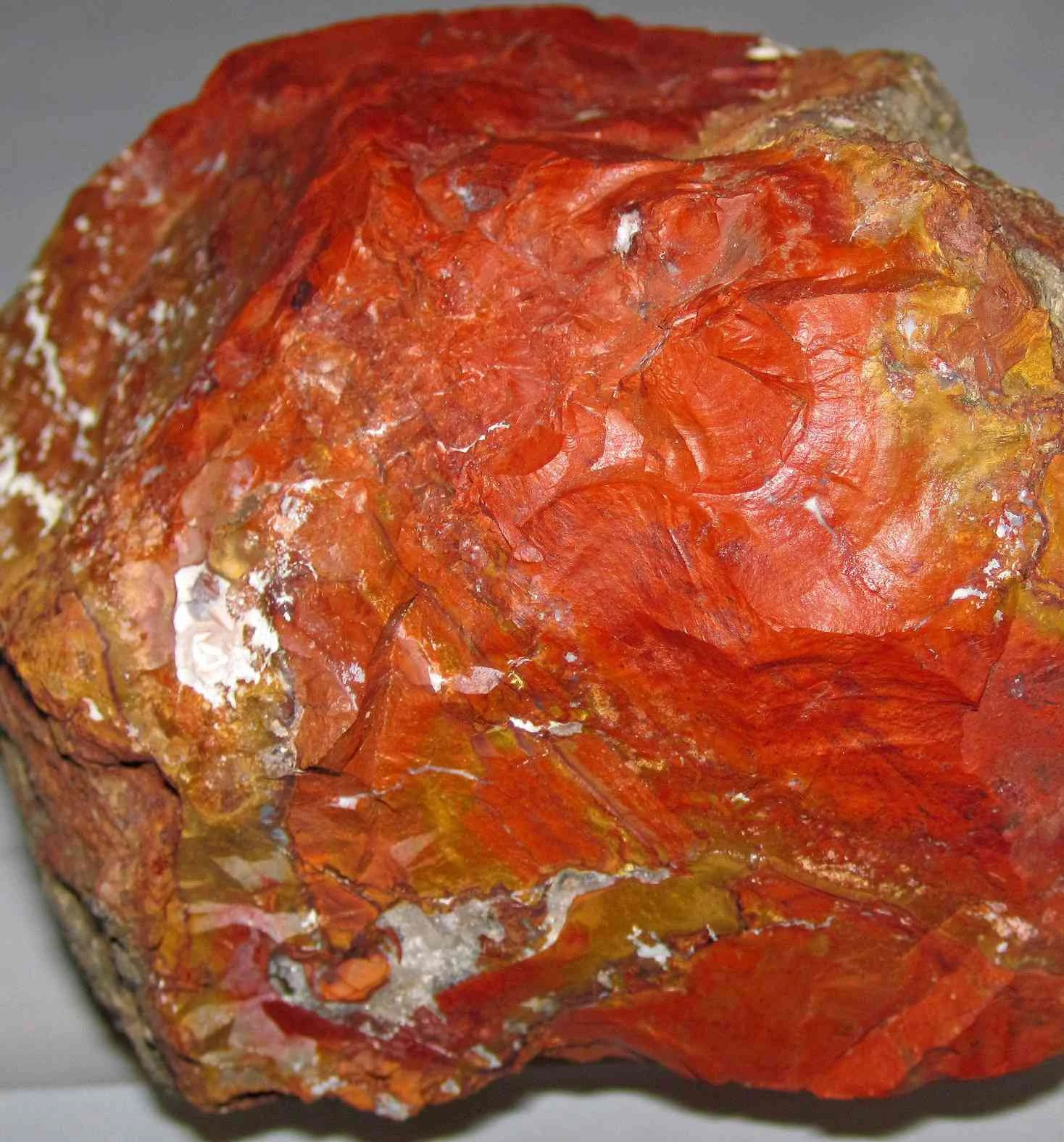 سنگ قیمتی یشم در برابر پس زمینه ساده