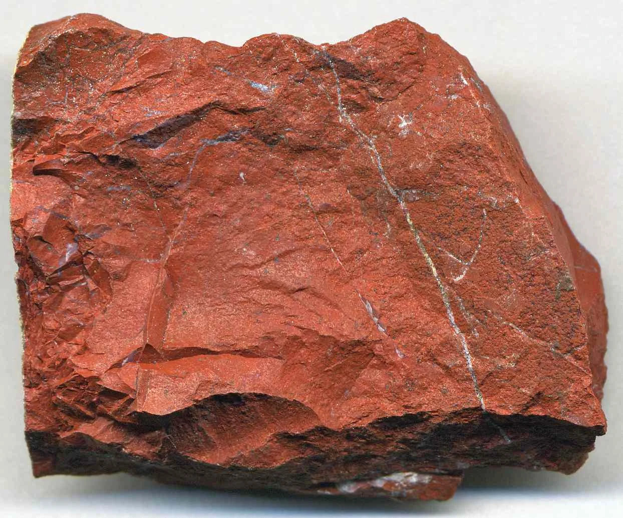 تکه ای سنگ یشم روی پس زمینه سفید