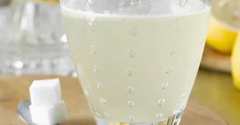یک حبه قند را با جوش شیرین بپوشانید و آن را داخل لیموناد بریزید تا فورا حباب شود!
