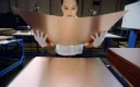 مهندسي كه ورقي از آلياژ مس را در دست دارد