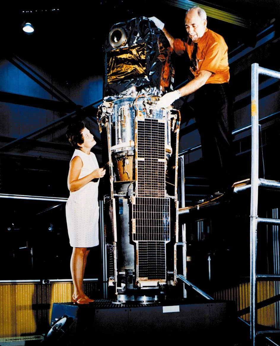 مارجوری تاونزند در کنار ماهواره SAS-1 X-ray Explorer