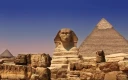 هرم و مجسمه ابوالهول در مصر زیر آسمان آبی.