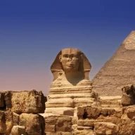 هرم و مجسمه ابوالهول در مصر زیر آسمان آبی.