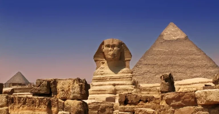 هرم و مجسمه ابوالهول در مصر زیر آسمان آبی.