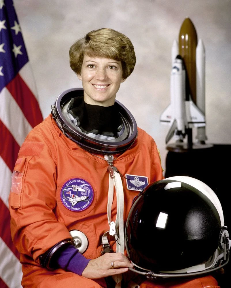 آیلین کالینز، فرمانده ماموریت شاتل فضایی STS-93، در سال 1998