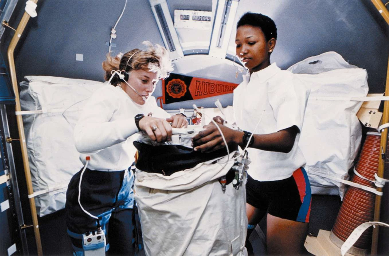 فضانوردان زن ان. جن دیویس و مِی سی. جِمیسون در борту شاتل فضایی، STS-47، 1992.