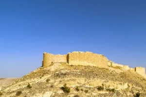 قلعه مونترال بر فراز تپه