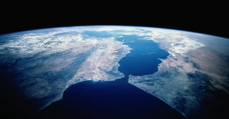 تصویر ماهواره‌ای که تنگه جبل الطارق و دریای مدیترانه را نشان می‌دهد.