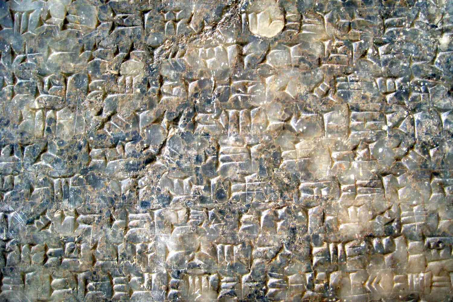 خط میخی، یکی از اولین اشکال نوشتاری، روی یک لوح سنگی