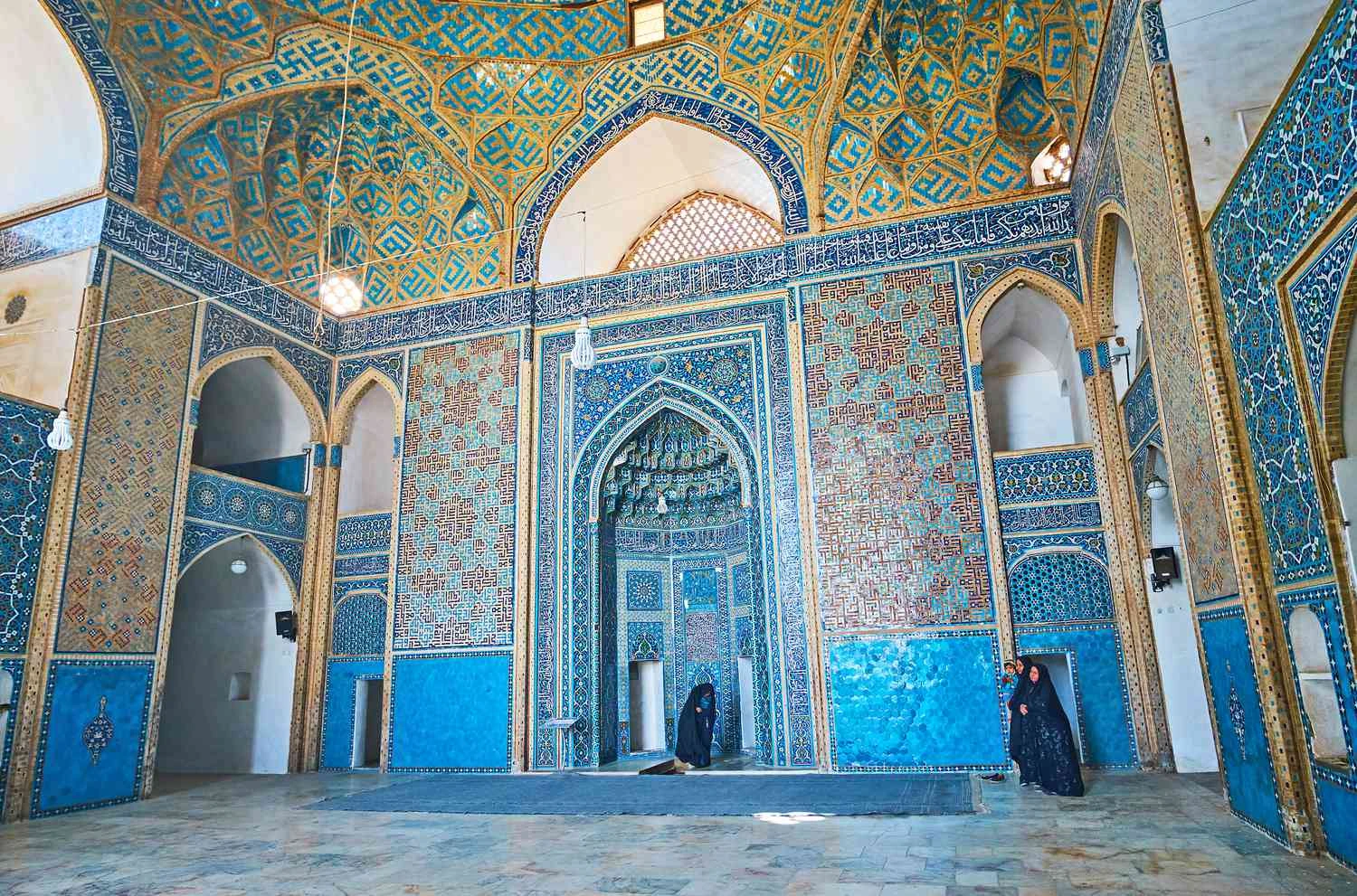 نقوش خیره کننده اسلامی در مسجد جامع قرن 14 یزد، ایران