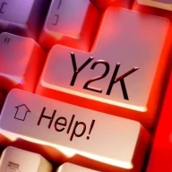 یک کیبورد با کلیدهایی که «Y2K» و «کمک!» را نشان می‌دهند