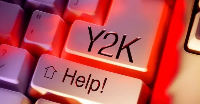 یک کیبورد با کلیدهایی که «Y2K» و «کمک!» را نشان میدهند